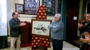 Marcos Muñoz fent entrega del quadre.